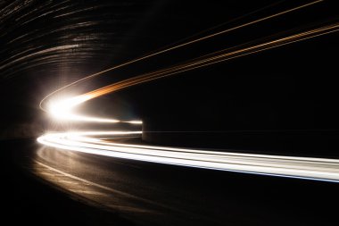 Tralight yollar tünelde ışık. Bir tünel içinde uzun pozlama fotoğraf
