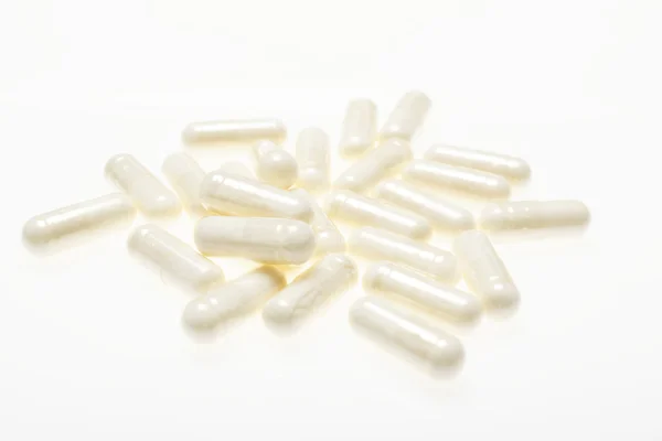 Pilules sur fond blanc — Photo