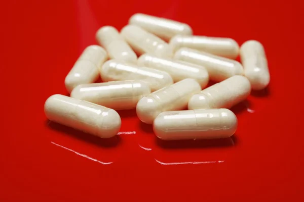 Pillen auf weißem Hintergrund — Stockfoto
