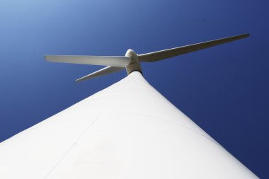 Güneşli bir günde Rüzgâr Gücü Kurulumunun Fotoğrafı  