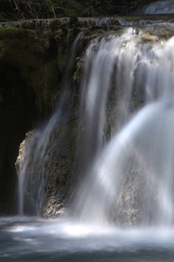 Beyaz su taş basamaklı doğal şelale  