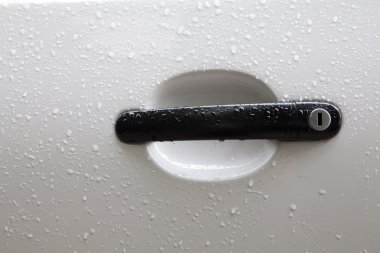 Siyah araba kapısı üzerindeki kolu