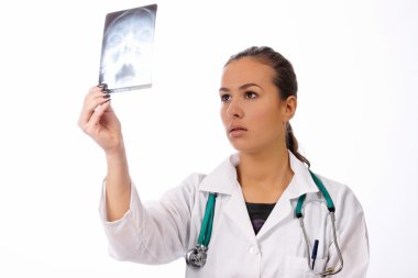 X-ra ile güzel bir beyaz doktor tam izole portresi