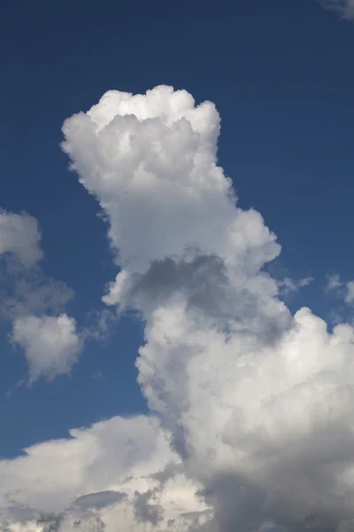 White  clouds and a blue sky. — Stock Photo, Image