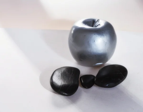Zen pedras e maçã de prata — Fotografia de Stock