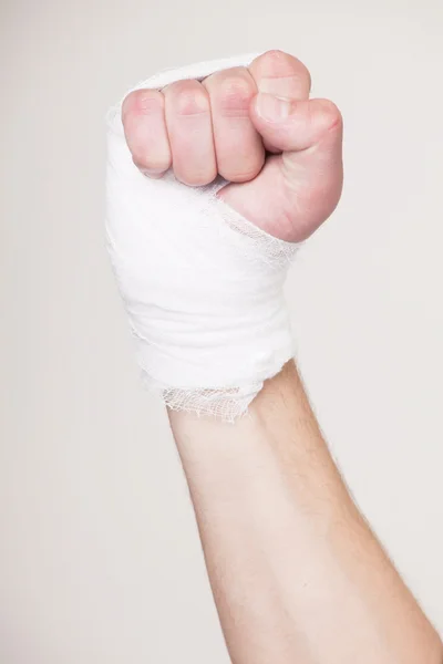 Hand med ett bandage — Stockfoto