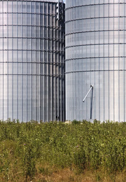 Silos em paisagem verde — Fotografia de Stock