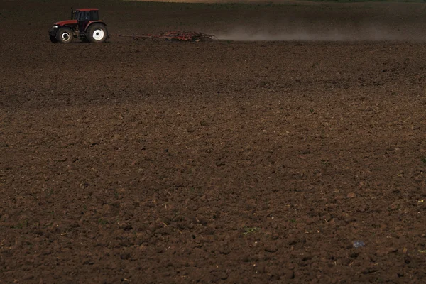 畑を耕すトラクター — ストック写真