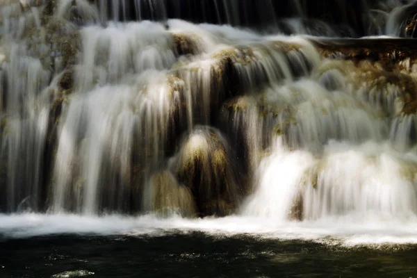 Cascata panoramica con acqua bianca a cascata sulle rocce — Foto Stock