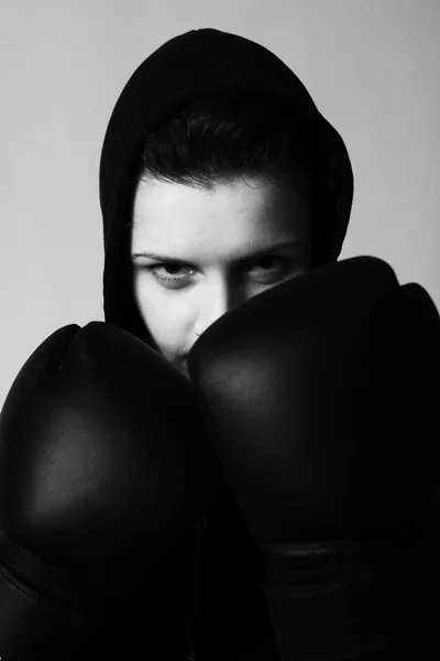 Close-up retrato de menina com luvas de boxe preto — Fotografia de Stock