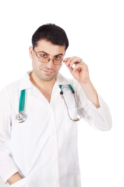 Sonriente médico joven con estetoscopio. Aislado sobre whi — Foto de Stock