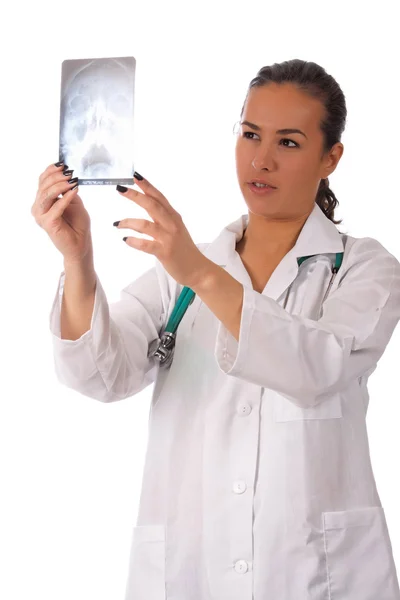 Retrato de um jovem médico sorrindo em pé sobre backgroun branco — Fotografia de Stock