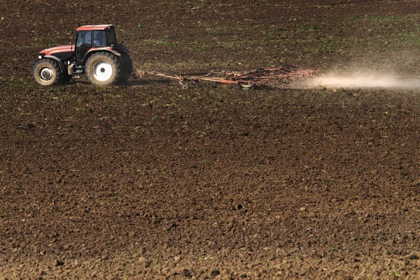 Trattore aratura del campo — Foto Stock