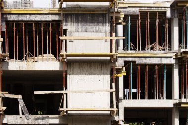 İnşaat iskelesi olan bina. 