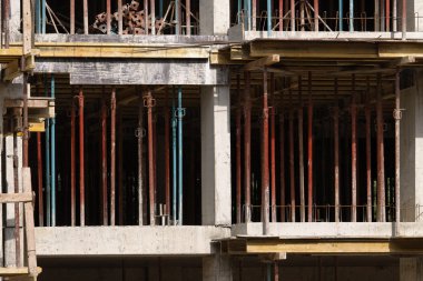 İnşaat iskelesi olan bina. 