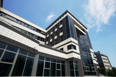 Mavi gökyüzü ve sıcak Köprüsü ile bina 