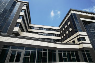 Mavi gökyüzü ve sıcak Köprüsü ile bina 