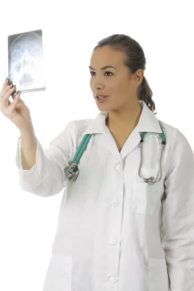 Retrato de um jovem médico sorrindo em pé sobre backgroun branco — Fotografia de Stock