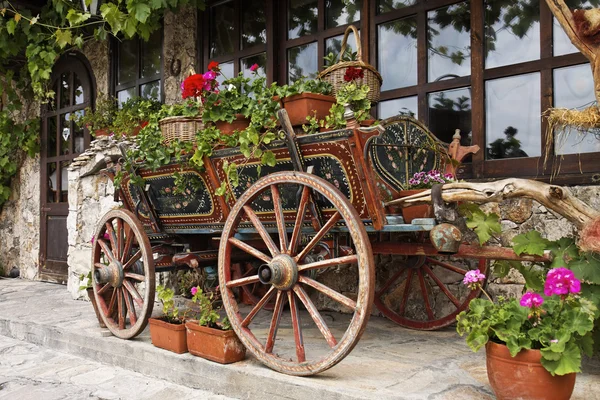 Oxe cart med blommor i veliko tarnovo bulgaria — Stockfoto