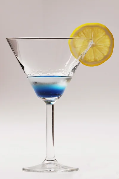 Blauer Cocktail mit gelber Zitrone — Stockfoto