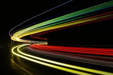 Tralight yollar tünelde ışık. Bir tünel içinde uzun pozlama fotoğraf