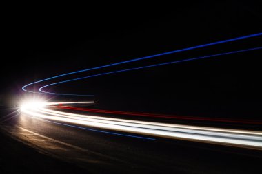 Tralight yollar tünelde ışık. Bir tünel içinde uzun pozlama fotoğraf