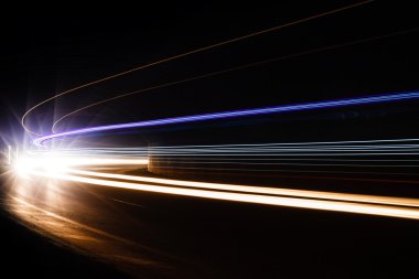 Tralight yollar tünelde ışık. Bir tünel içinde uzun pozlama fotoğraf