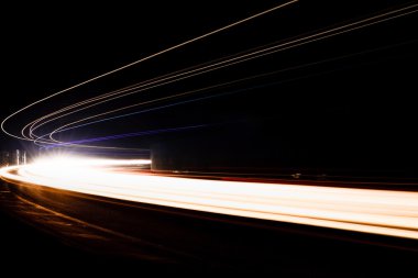 Tralight yollar tünelde ışık. Bir tünel içinde uzun pozlama fotoğraf