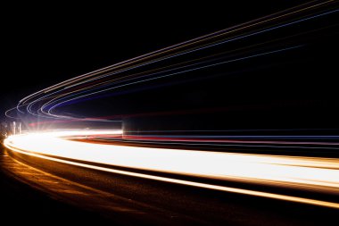 Tralight yollar tünelde ışık. Bir tünel içinde uzun pozlama fotoğraf
