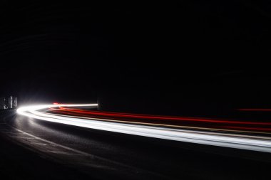 Tralight yollar tünelde ışık. Bir tünel içinde uzun pozlama fotoğraf