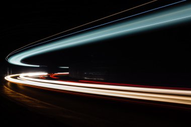 Tralight yollar tünelde ışık. Bir tünel içinde uzun pozlama fotoğraf
