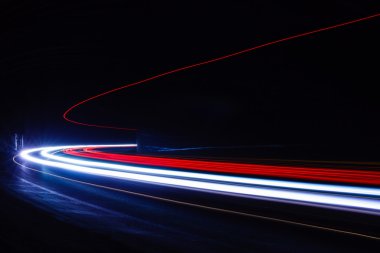 Tralight yollar tünelde ışık. Bir tünel içinde uzun pozlama fotoğraf