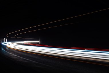Tralight yollar tünelde ışık. Bir tünel içinde uzun pozlama fotoğraf