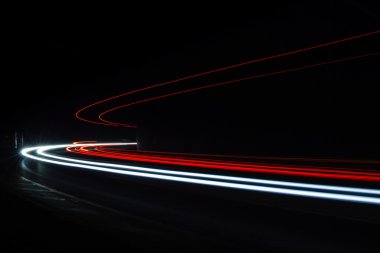 Tralight yollar tünelde ışık. Bir tünel içinde uzun pozlama fotoğraf