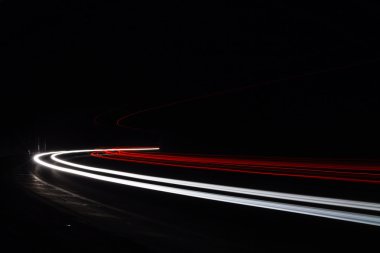 Tralight yollar tünelde ışık. Bir tünel içinde uzun pozlama fotoğraf