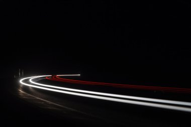 Tralight yollar tünelde ışık. Bir tünel içinde uzun pozlama fotoğraf