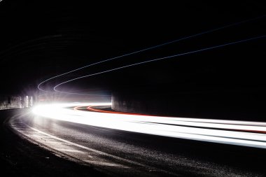 Tralight yollar tünelde ışık. Bir tünel içinde uzun pozlama fotoğraf