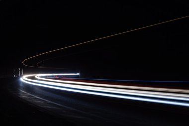 Tralight yollar tünelde ışık. Bir tünel içinde uzun pozlama fotoğraf