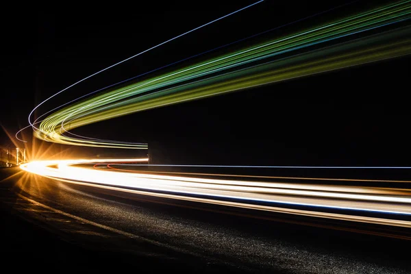 Szlaki tralight światło w tunelu. Długa ekspozycja fotografia w tunel — Zdjęcie stockowe