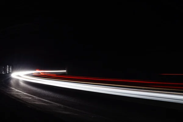 Lichterketten im Tunnel. Langzeitbelichtungsfoto im Tunnel — Stockfoto