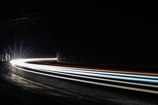 Trilhas de luz no túnel. Foto de exposição longa em um túnel — Fotografia de Stock