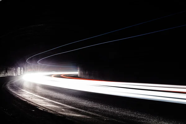 Szlaki tralight światło w tunelu. Długa ekspozycja fotografia w tunel — Zdjęcie stockowe