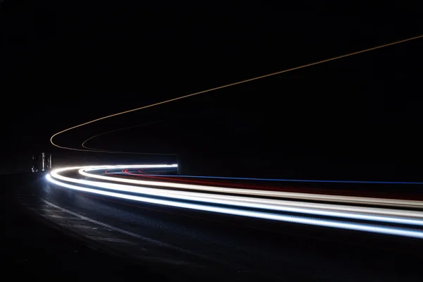 Trilhas de luz no túnel. Foto de exposição longa em um túnel — Fotografia de Stock