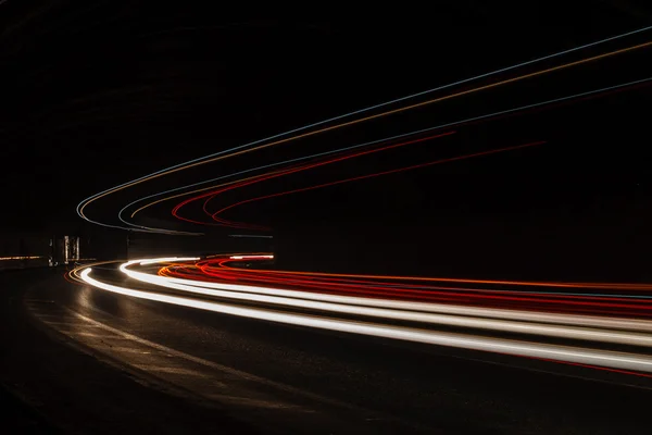 Szlaki tralight światło w tunelu. Długa ekspozycja fotografia w tunel — Zdjęcie stockowe