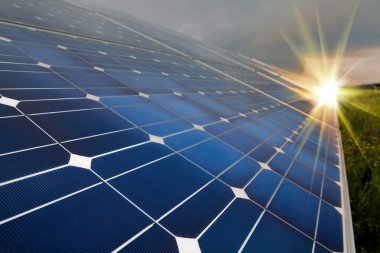 Yenilenebilir güneş enerjisi kullanan enerji santrali