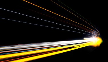 Tünel içinde araba hafif rotaları.