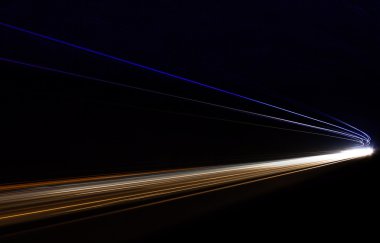 Tünel içinde araba hafif rotaları.