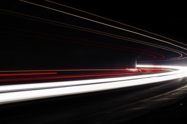 Tralight yollar tünelde ışık. Bir tünel içinde uzun pozlama fotoğraf