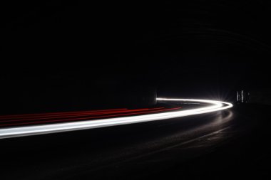 Tralight yollar tünelde ışık. Bir tünel içinde uzun pozlama fotoğraf