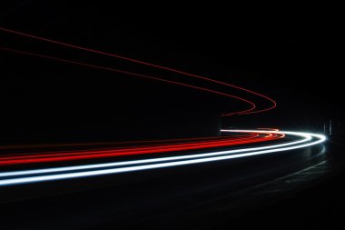 Tralight yollar tünelde ışık. Bir tünel içinde uzun pozlama fotoğraf